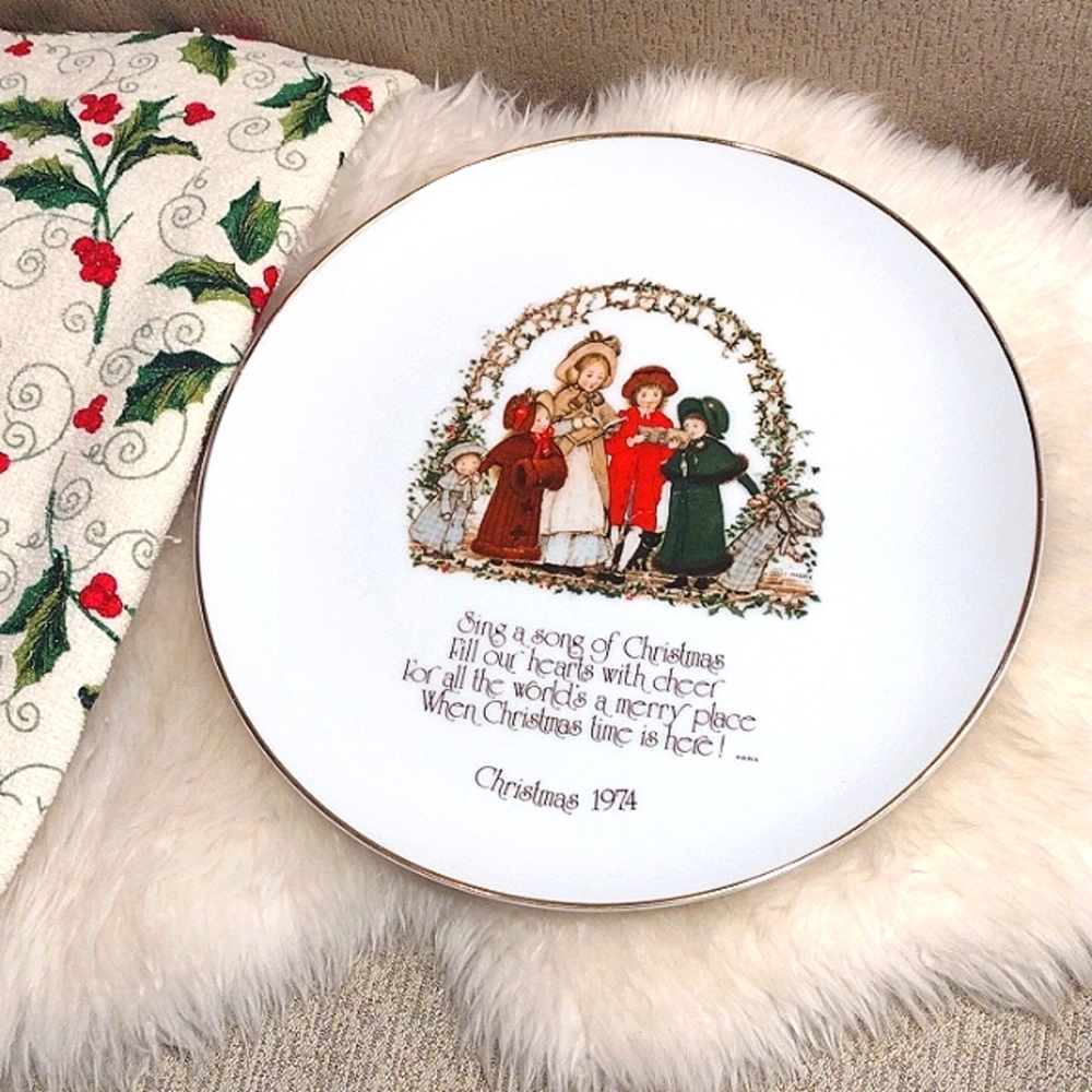 🎄Holly Hobbie commemorative Edition plate🎄